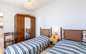 Duas camas sentadas uma ao lado da outra num quarto em Gorgeous Home In Serignan With Wifi em Valras-Plage