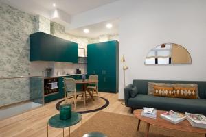 un soggiorno con divano e tavolo di 2 bedrooms 2 bathrooms furnished - Chamberi - modern - MintyStay a Madrid