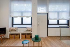 un soggiorno con divano e 2 sedie di 2 bedrooms 2 bathrooms furnished - Chamberi - modern - MintyStay a Madrid