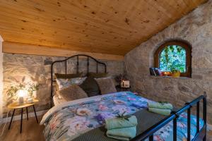 Postel nebo postele na pokoji v ubytování Essentia - Vinársky domček s vonkajšou vírivkou