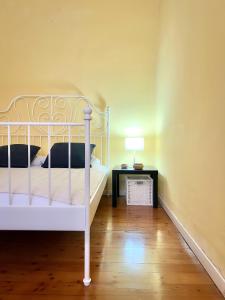 - une chambre avec un lit et une table de chevet avec une lampe dans l'établissement ComeCasa 2 bedrooms Apartment in via Curtatone, à Milan