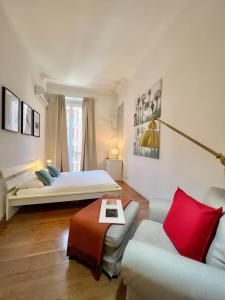 - un salon avec deux lits et un canapé dans l'établissement ComeCasa 2 bedrooms Apartment in via Curtatone, à Milan