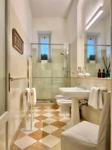 La salle de bains est pourvue d'un lavabo, de toilettes et d'une douche. dans l'établissement ComeCasa 2 bedrooms Apartment in via Curtatone, à Milan