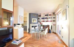 une salle à manger avec une table et des chaises en verre dans l'établissement 3 Bedroom Awesome Home In Bergamo, à Bergame