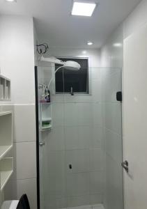 uma casa de banho com um chuveiro e uma porta de vidro em Próx Aeroporto Confins e Belo-Horizonte, Cidade do Galo, Mega Space em Vespasiano
