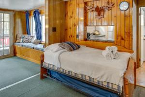 Llit o llits en una habitació de Laconia Vacation Rental with Deck and Gas Grill!