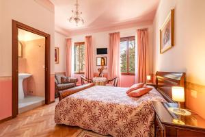 a bedroom with a bed and a bathroom at B&B Casa delle Rose in Venice-Lido