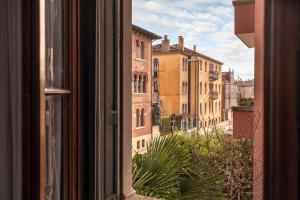 una ventana con vistas a una calle de la ciudad en B&B Casa delle Rose, en Lido de Venecia