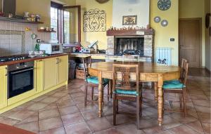 uma cozinha com uma mesa e cadeiras e uma lareira em Cozy Home In Pescara With Wifi em Pescara