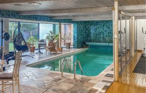 GlemmingeにあるAwesome Home In Nybrostrand With Sauna, Private Swimming Pool And Indoor Swimming Poolの緑のタイル張りの家の中のスイミングプール