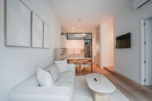 salon z białą kanapą i stołem w obiekcie Amazing apartment-3Bedrooms 3Bathrooms-Lavapiés w Madrycie