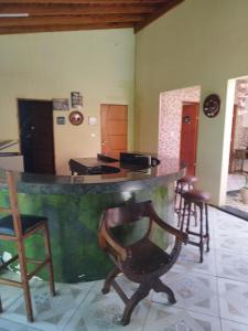 - un bar dans une pièce avec des chaises et une table dans l'établissement Sítio refúgio do lago, à Piracicaba