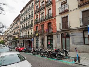 rząd motocykli zaparkowany przed budynkiem w obiekcie Amazing apartment-3Bedrooms 3Bathrooms-Lavapiés w Madrycie