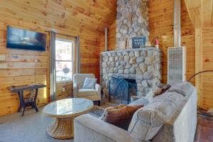 Cabaña de madera con sala de estar con chimenea de piedra. en Cozy Laconia Cabin, Close to Winnipesaukee Pier! en Laconia