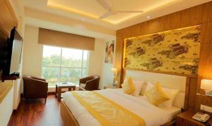 pokój hotelowy z łóżkiem i oknem w obiekcie FabHotel Prime Star 17 w Nowym Delhi