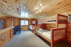 1 dormitorio con literas en una cabaña de madera en Cozy Laconia Cabin, Close to Winnipesaukee Pier! en Laconia