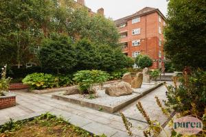 ロンドンにあるParea Living - Stylish Islington 1-Bed Flat, 6min Walk to Tubeのレンガ造りの建物前の庭園