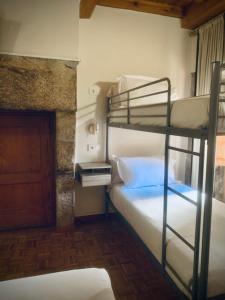サンティアゴ・デ・コンポステーラにあるHostal As Margaritasのベッドルーム1室(二段ベッド2組付)