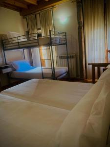 Postel nebo postele na pokoji v ubytování Hostal As Margaritas