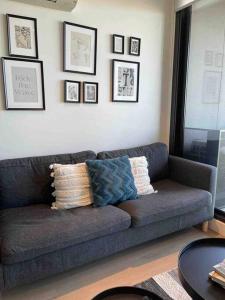 Un lugar para sentarse en Free Parking Private Room in Docklands - Amazing View - Shared Washroom - Homestay with Host