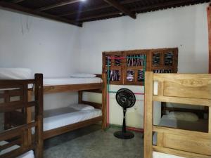 Habitación con 2 literas y ventilador. en Bao Bao Hostel, en Palomino