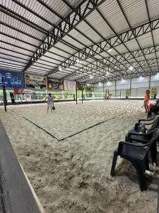 a volley ball court with a volley ball net in a gym at Olinda Hotel e Eventos in Toledo