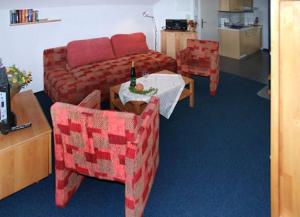 salon z kanapą, stołem i krzesłami w obiekcie Seeblick Wohnung 121 w Koserowie