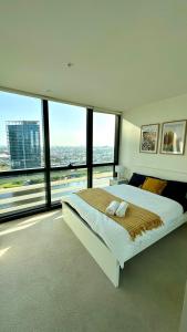 Postel nebo postele na pokoji v ubytování Free Parking Private Room in Docklands - Amazing View - Shared Washroom - Homestay with Host
