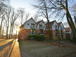 een groep huizen met de zon erop bij Seeblick Wohnung 202 EG mit Ostseeblick in Ostseebad Koserow