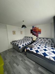 two twin beds in a room with at Hatton Homes - Tottenham Hotspurs Stadium in London