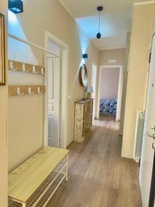 um quarto com um banco e um quarto com uma cama em Casa Luciana Apartment em San Giovanni Rotondo