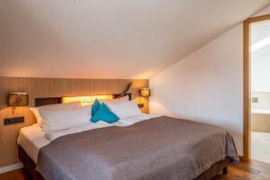 1 dormitorio con 1 cama grande con almohadas azules en Ferienwohnung Loft 7, en Bad Endorf