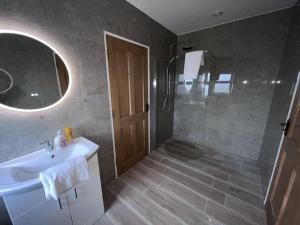 Koupelna v ubytování New Atherny Home overlooking The fields of Athenry + 9 fotografií