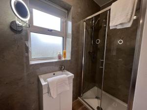 Vannituba majutusasutuses New Atherny Home overlooking The fields of Athenry