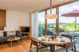 ein Wohnzimmer mit einem Tisch und einem Sofa in der Unterkunft Ferienwohnung Rosengarten in Bad Endorf