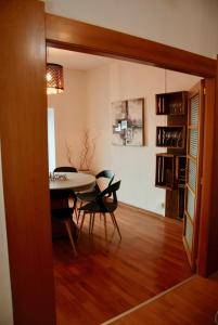 a dining room and kitchen with a table and chairs at Ca de Vej in Nus