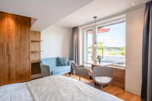 um quarto com uma cama, uma secretária e uma janela em Ferienwohnung Gartenzimmer em Bad Endorf