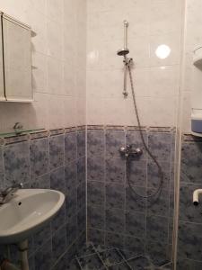 ソゾポルにあるMegi Apartmentsのバスルーム(シャワー、シンク付)