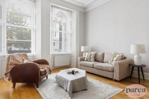 Et sittehjørne på Parea Living - Notting Hill, Stylish 1-Bedroom Flat, Private Gardens, Remote Working