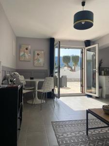 a living room with a table and chairs and a kitchen at Lovely Apartment Orba Alicante in Orba