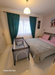 1 dormitorio con 1 cama grande y cortinas verdes en Keti's home en Athens