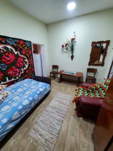 ARMONIE AIRPORT HOSTEL في Băcioi: غرفة معيشة مع سرير وأريكة