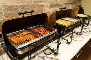 ein Buffet mit Tabletts verschiedener Arten von Speisen in der Unterkunft Bass Pro Shops Angler's Lodge in Hollister