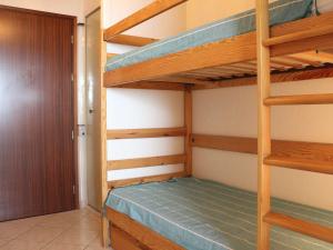 um quarto com 2 beliches e uma porta em Appartement La Baule, 1 pièce, 4 personnes - FR-1-245-133 em La Baule