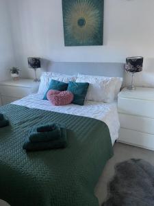 een slaapkamer met een bed met kussens erop bij Lovely Apartment Orba Alicante in Orba