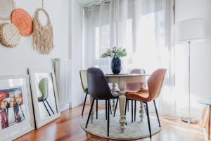 - une salle à manger avec une table et des chaises dans l'établissement Apartamento céntrico con parking y wifi gratis, à Oviedo