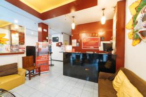 ein Restaurant mit einem Wartezimmer mit einer Theke in der Unterkunft RedDoorz at Nirvana Pension House in Bacolod City