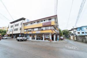 un edificio al lado de una calle de la ciudad en RedDoorz at Nirvana Pension House, en Bacolod