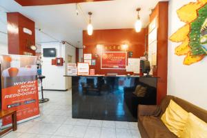 um restaurante com um balcão num quarto em RedDoorz at Nirvana Pension House em Bacolod