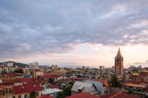 vista sulla città con torre dell'orologio di Bel Mare Boutique Hotel a Batumi